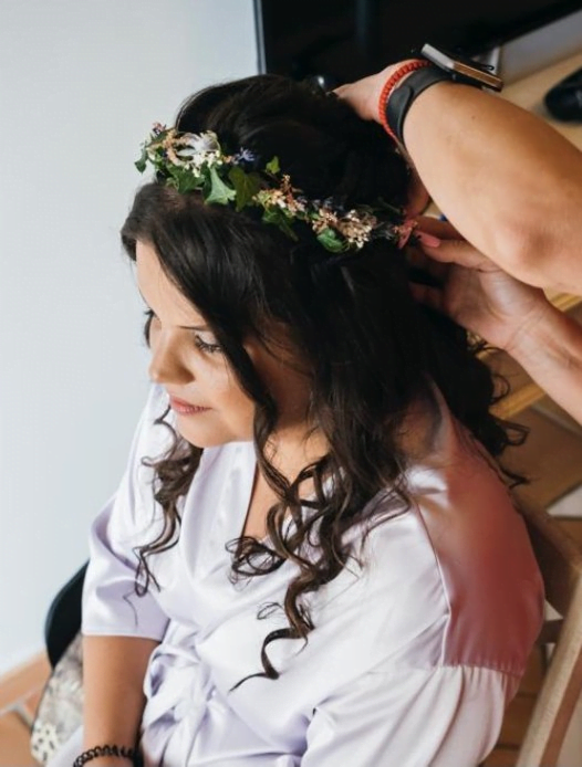 Detalle de peinado de novia con flores preservadas en Más que Guapo's