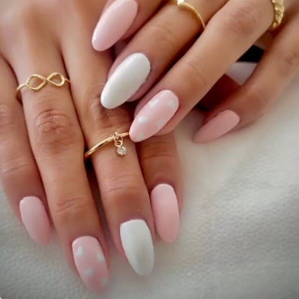 Manicura de uñas de gel con diseño personalizado en peluquería Más que Guapo's La Cuesta