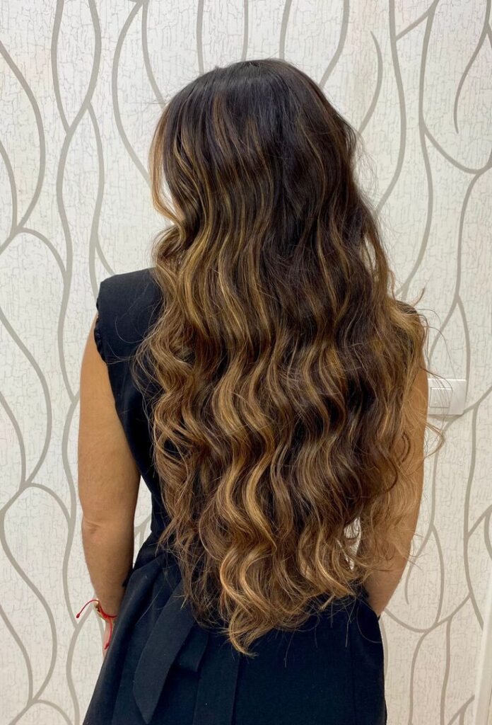 Ondas definidas realizadas con plancha profesional en Más que Guapo's Tenerife