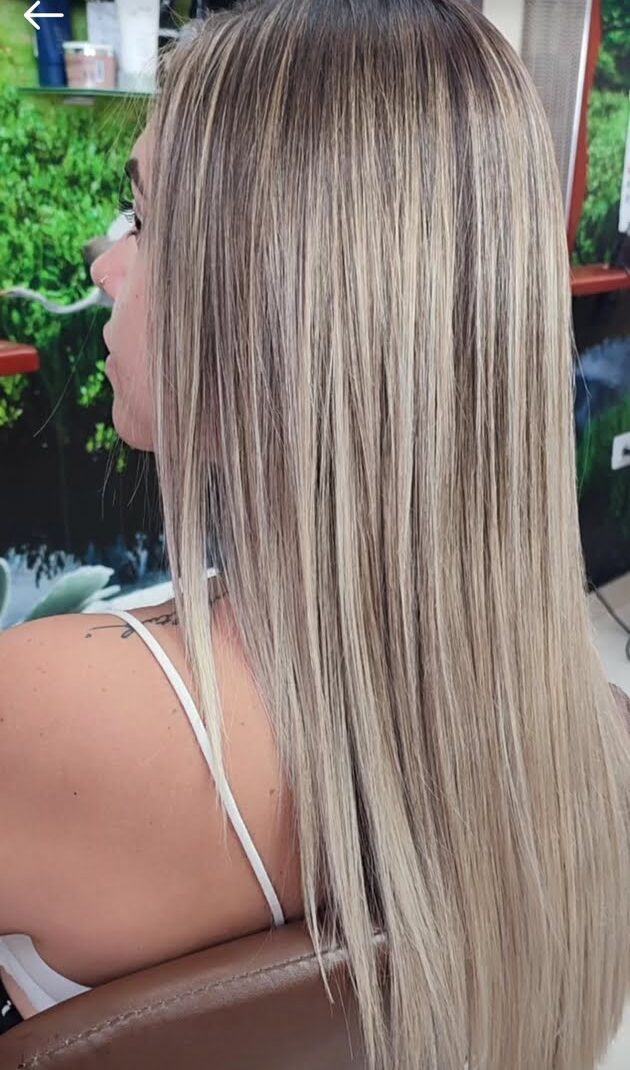 Coloración rubio platino extremo realizada en peluquería Más que Guapo's La Cuesta